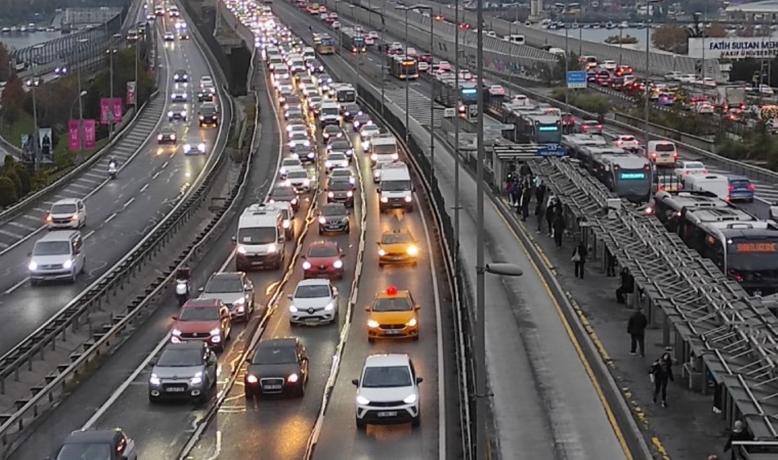 İstanbul’da haftanın ilk iş gününde trafik yoğunluğu yaşanıyor